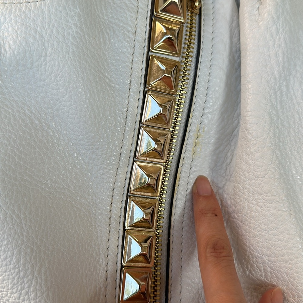b. Makowsky White Leather Handbag/Satchel - Picture 11 of 16